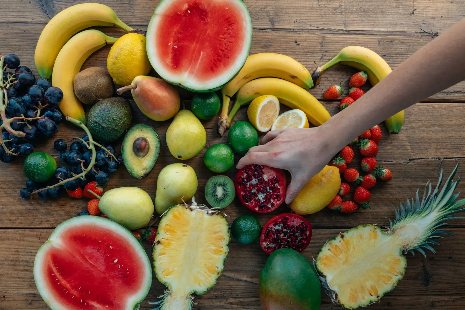Корисні продукти для серця: овочі, риба та горіхи на столі